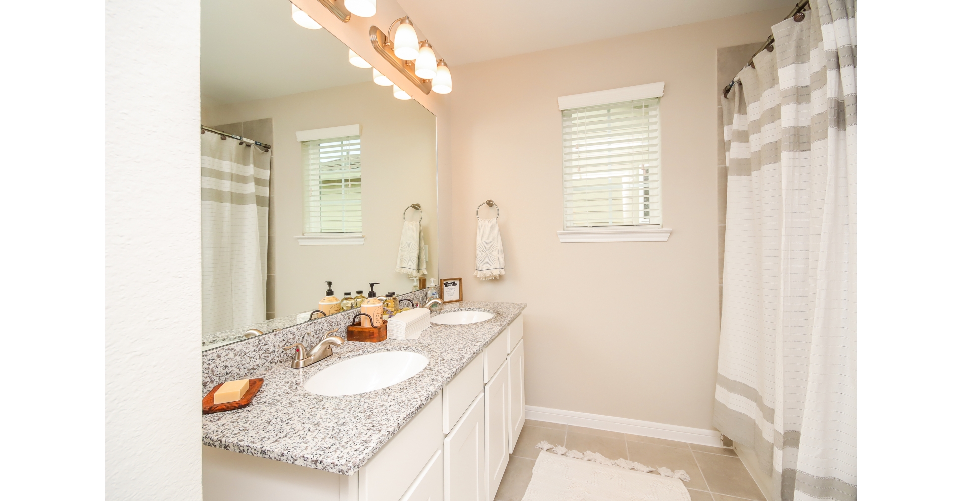 013-photo-bathroom-11093429 - Jennifer WANG